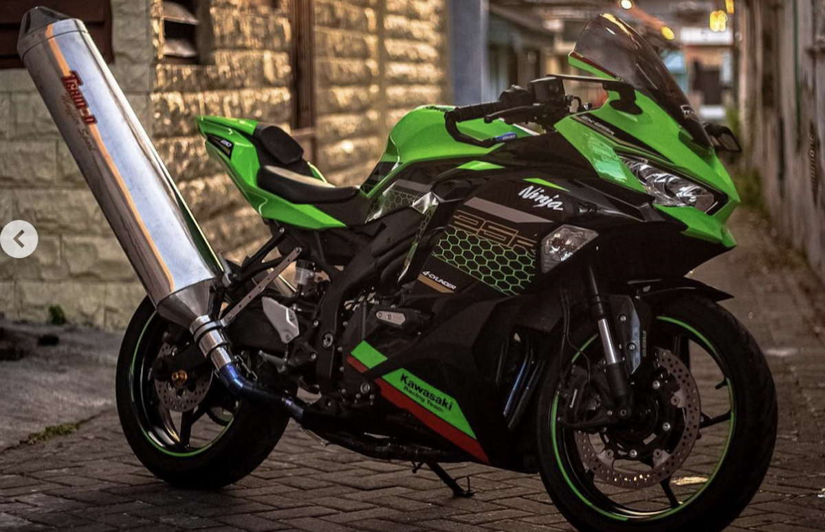 This wild Kawasaki ZX-25R mod gets funnier the longer y... | Visordown